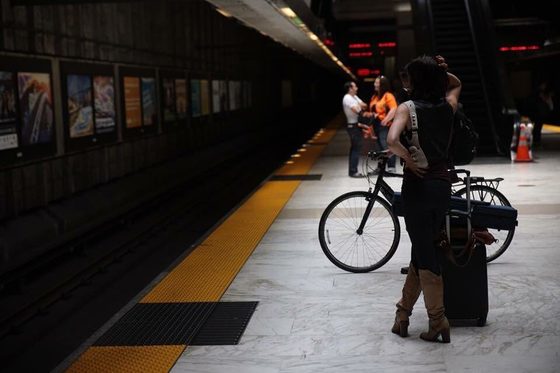 Escena urbana en una estación