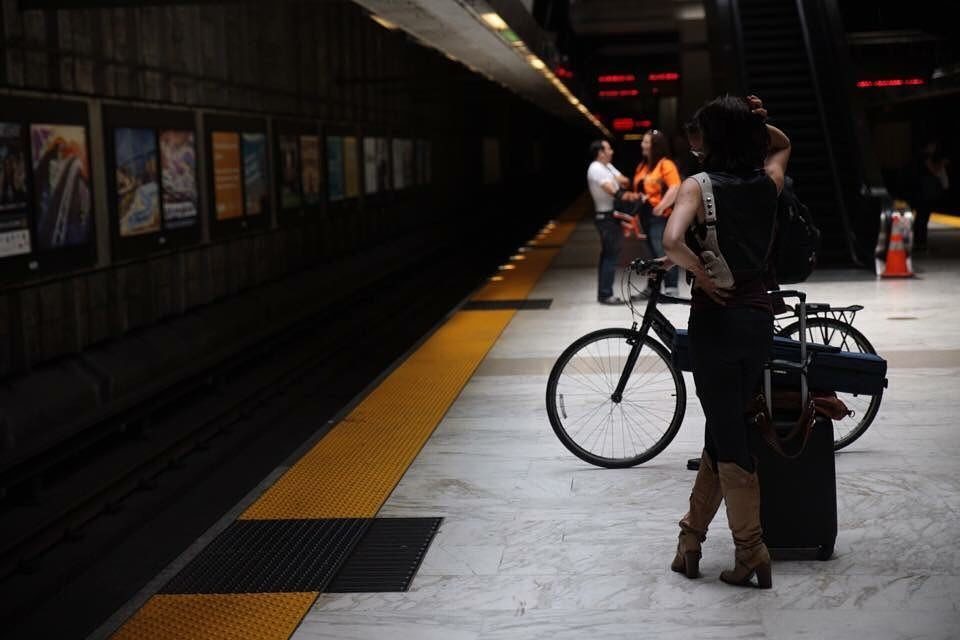 Escena urbana en una estación