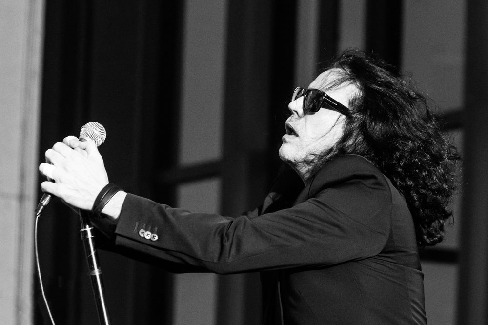Un cantante en vivo, fotografiado en blanco y negro