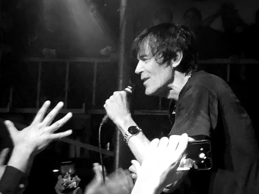 Un vocalista frente al micrófono en un show