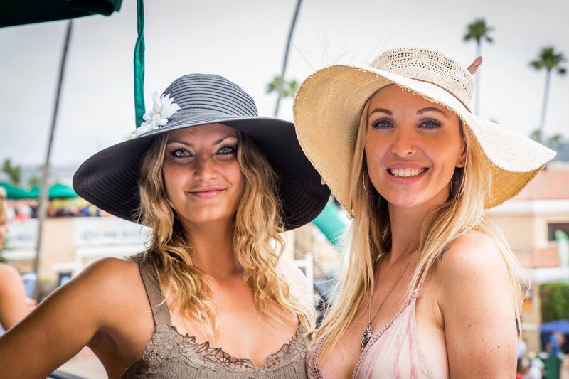 Crowd in hats and summer outfits on Opening Day at Del Mar racetrack (photo 4 of 14)
