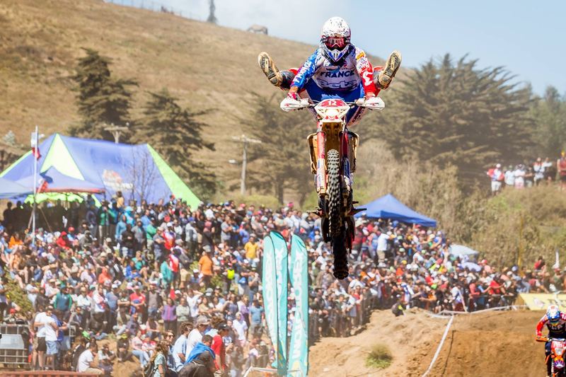 Enduro rider jumping at the FIM International Six Days of Enduro in Chile (photo 1 of 19)