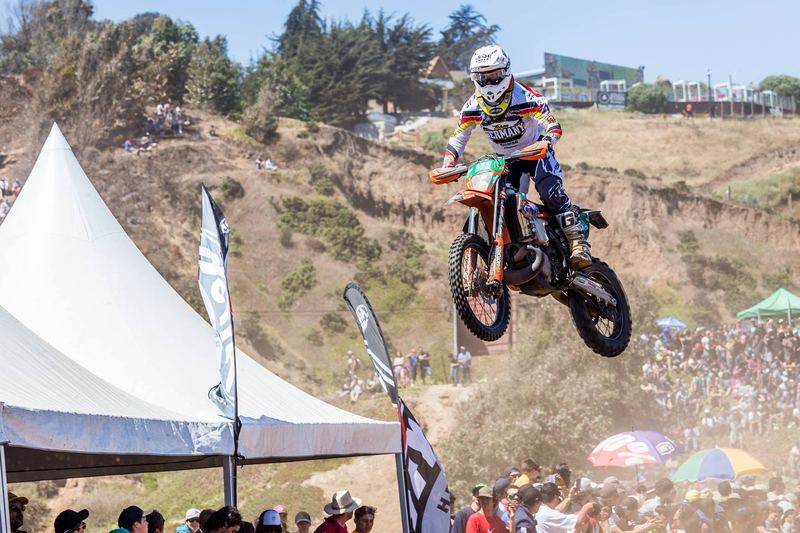 Enduro rider jumping at the FIM International Six Days of Enduro in Chile (photo 6 of 19)