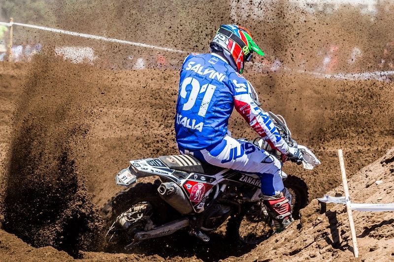 Enduro rider jumping at the FIM International Six Days of Enduro in Chile (photo 9 of 19)