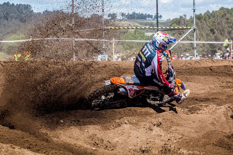 Enduro rider jumping at the FIM International Six Days of Enduro in Chile (photo 10 of 19)