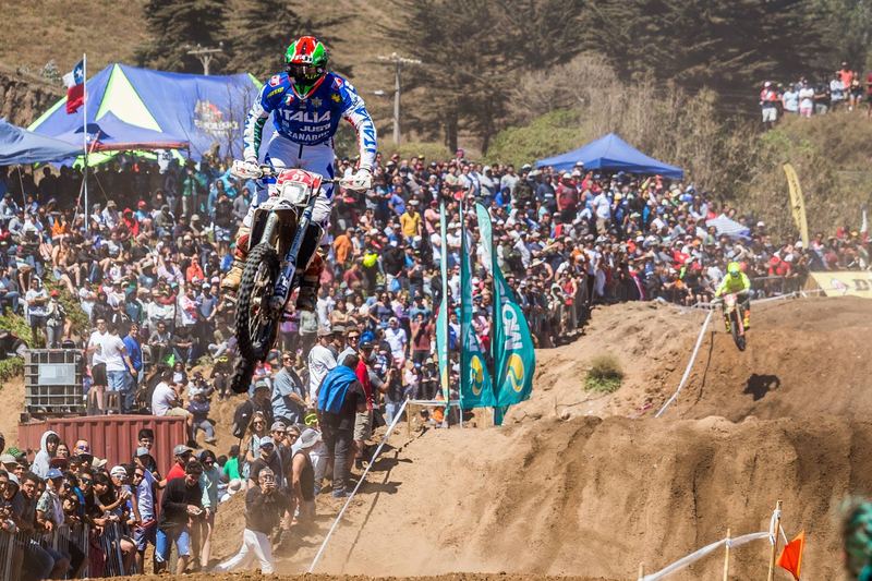 Enduro rider jumping at the FIM International Six Days of Enduro in Chile (photo 11 of 19)