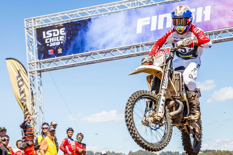 Enduro rider jumping at the FIM International Six Days of Enduro in Chile (photo 16 of 19)
