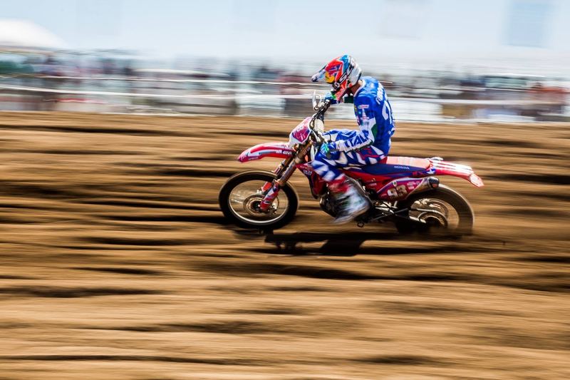 Enduro rider jumping at the FIM International Six Days of Enduro in Chile (photo 17 of 19)