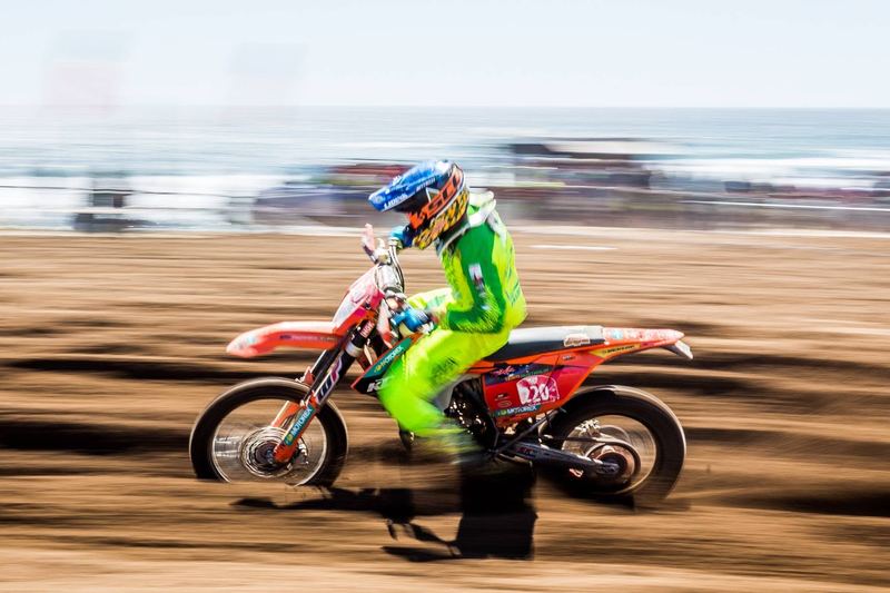 Enduro rider jumping at the FIM International Six Days of Enduro in Chile (photo 18 of 19)