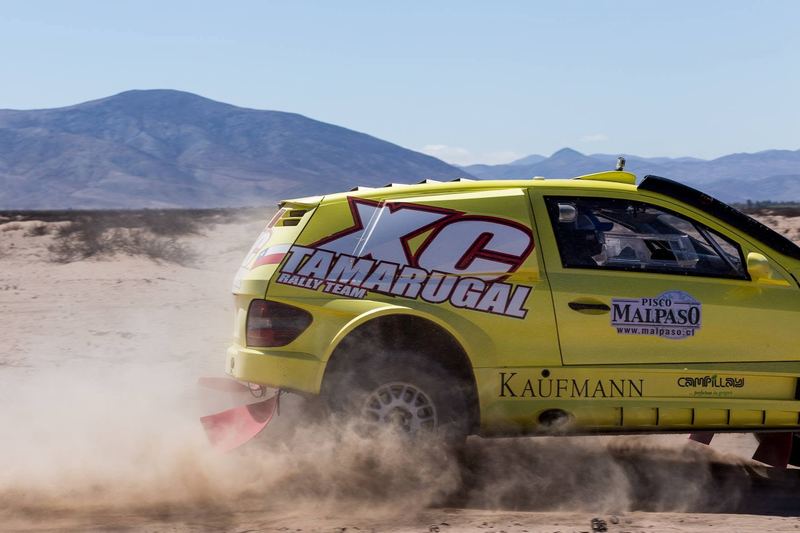 Rally raid buggy jumping over desert dunes in the Atacama, Chile (photo 4 of 36)