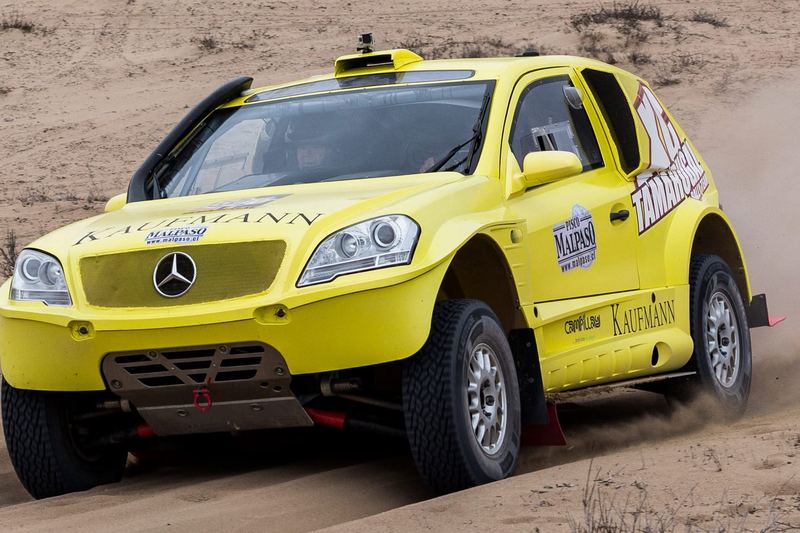 Rally raid buggy jumping over desert dunes in the Atacama, Chile (photo 6 of 36)