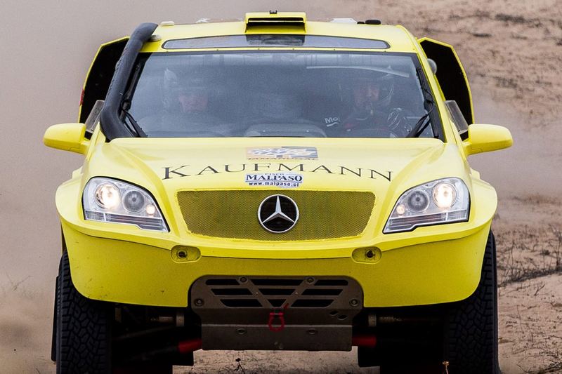 Rally raid buggy jumping over desert dunes in the Atacama, Chile (photo 10 of 36)