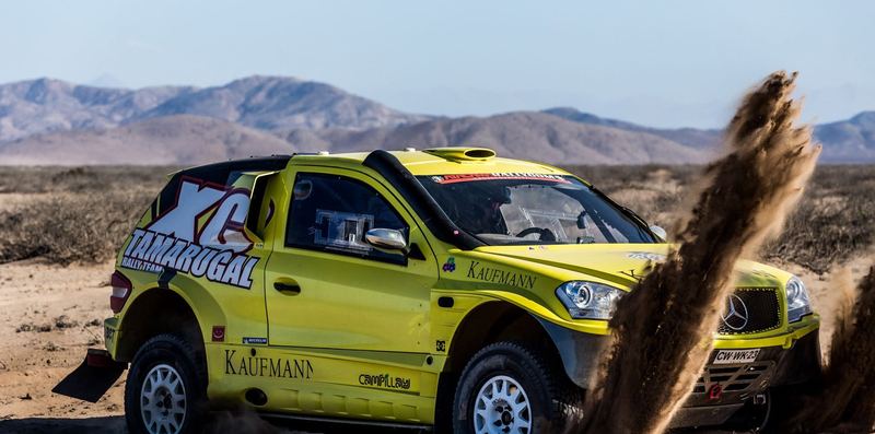 Rally raid buggy jumping over desert dunes in the Atacama, Chile (photo 14 of 36)