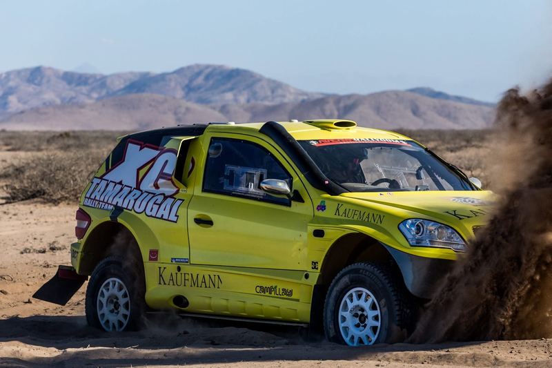 Rally raid buggy jumping over desert dunes in the Atacama, Chile (photo 15 of 36)