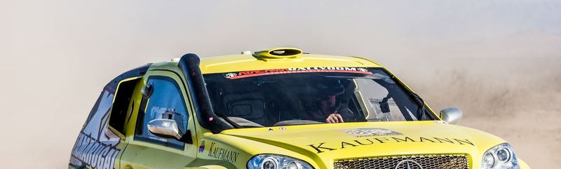 Rally raid buggy jumping over desert dunes in the Atacama, Chile (photo 18 of 36)