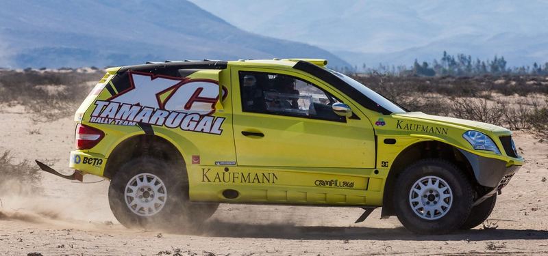 Rally raid buggy jumping over desert dunes in the Atacama, Chile (photo 22 of 36)