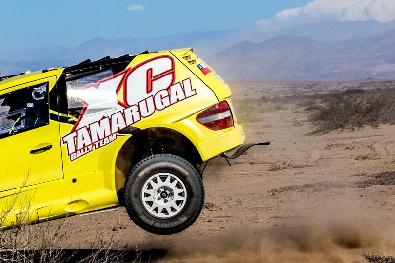 Rally raid buggy jumping over desert dunes in the Atacama, Chile (photo 25 of 36)