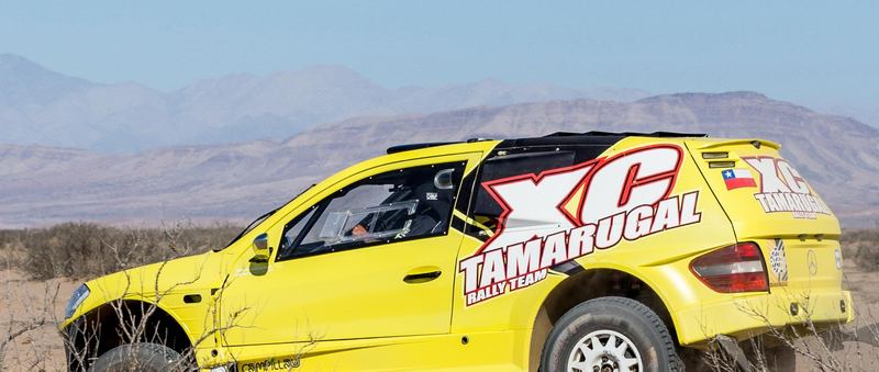 Rally raid buggy jumping over desert dunes in the Atacama, Chile (photo 28 of 36)