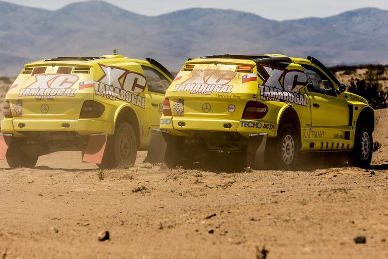 Rally raid buggy jumping over desert dunes in the Atacama, Chile (photo 34 of 36)