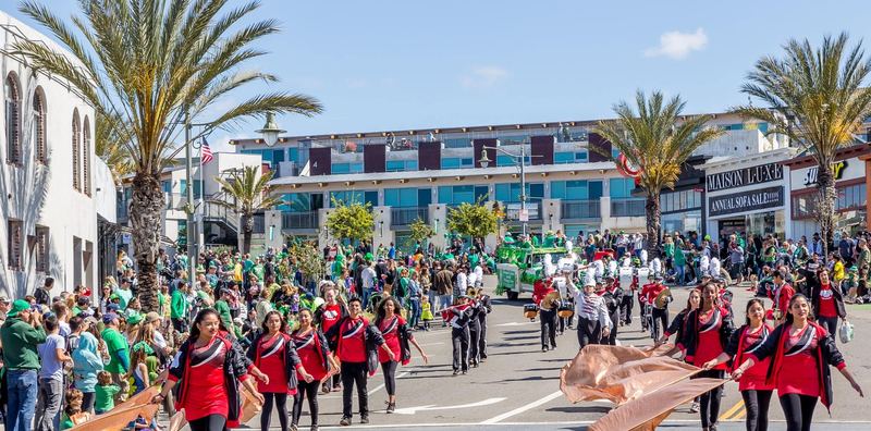 Marching band and classic cars at the Hermosa Beach St. Patrick's Day parade (photo 2 of 31)