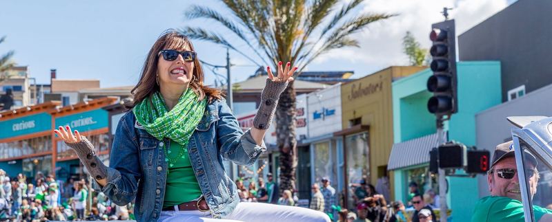 Marching band and classic cars at the Hermosa Beach St. Patrick's Day parade (photo 4 of 31)