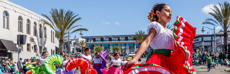 Marching band and classic cars at the Hermosa Beach St. Patrick's Day parade (photo 8 of 31)