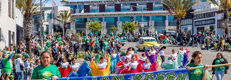 Marching band and classic cars at the Hermosa Beach St. Patrick's Day parade (photo 10 of 31)