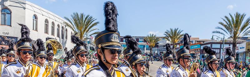 Marching band and classic cars at the Hermosa Beach St. Patrick's Day parade (photo 12 of 31)