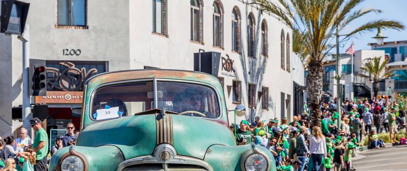 Marching band and classic cars at the Hermosa Beach St. Patrick's Day parade (photo 14 of 31)