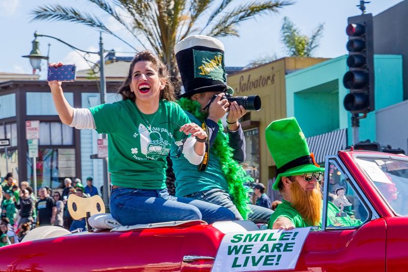 Marching band and classic cars at the Hermosa Beach St. Patrick's Day parade (photo 19 of 31)