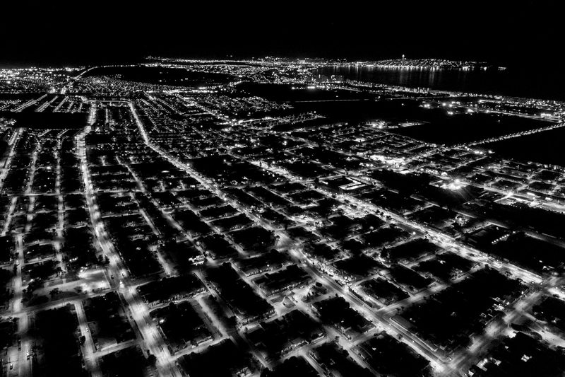Vista a&eacute;rea nocturna en blanco y negro de la trama urbana de La Serena